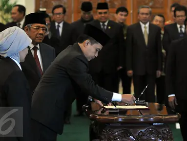 Ketua MPR, Zulkifli Hasan (kanan) melantik Sekjen MPR yang baru Ma'ruf Cahyono (kiri), Senayan, Jakarta, Rabu (3/2/2016). Ma'ruf Cahyono mengantikan Edi Siregar yang memasuki masa pensiun sejak Desember 2015. (Liputan6.com/Johan Tallo)