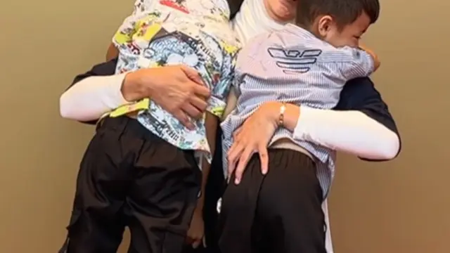 Paula Verhoeven bersama keduanya anaknya dengan penuh kasih sayang. [@paula_verhoeven]