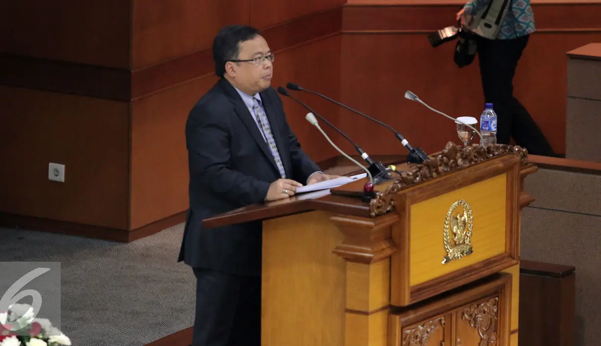 Menteri Keuangan Bambang Brodjonegoro saat memberikan paparannya saat Rapat Paripurna di Jakarta, (25/7). Rapat Paripurna tersebut membahas dua agenda yaitu laporan Badan Anggaran atas pendahuluan RAPBN 2017. (Liputan6.com/Johan Tallo)