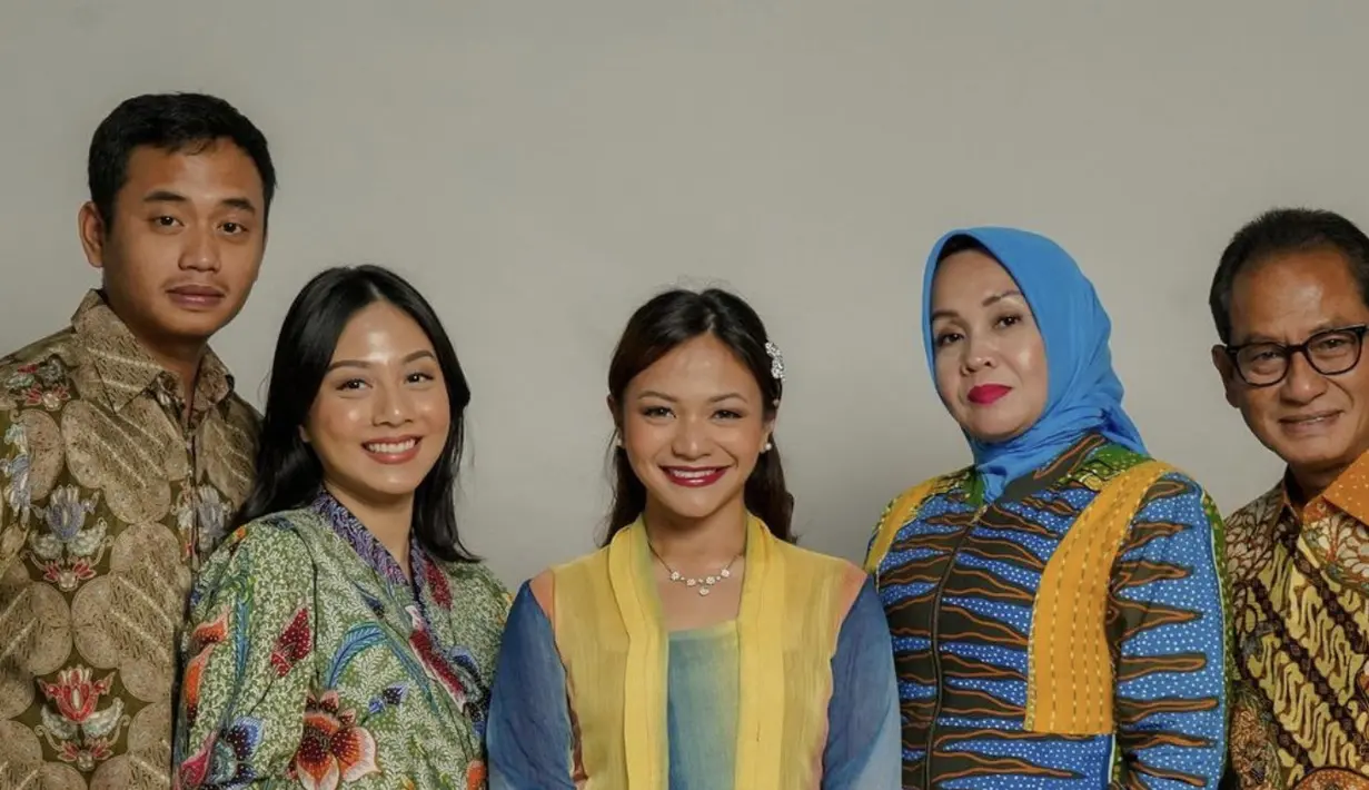 Bahkan kebaya dengan nuansa warna pelangi juga menambah keunikan gaya etnik Amel Carla. [Foto: Instagram/ Amel Carla]