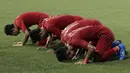 Para pemain Timnas Indonesia U-22 sujud syukur usai mengalahkan Myanmar U-22 pada semifinal SEA Games 2019 di Stadion Rizal Memorial, Manila, Sabtu (7/12). Indonesia menang 4-2 atas Myanmar. (Bola.com/M Iqbal Ichsan)