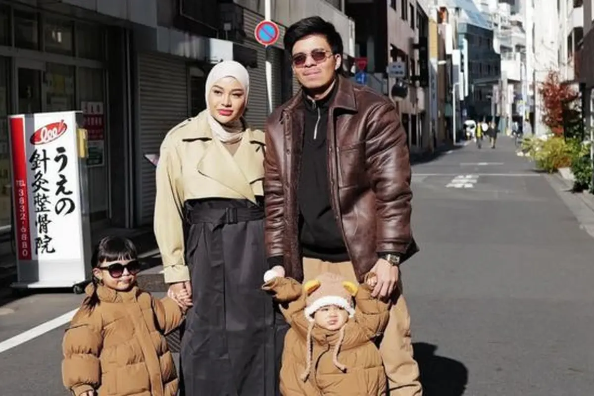 Potret Keseruan Aurel dan Atta Ajak Anak-Anak ke Jepang, Tampil dengan Outfit Serasi Setiap Saat(instagram/attahalilintar, instagram/aurelie.hermansyah)