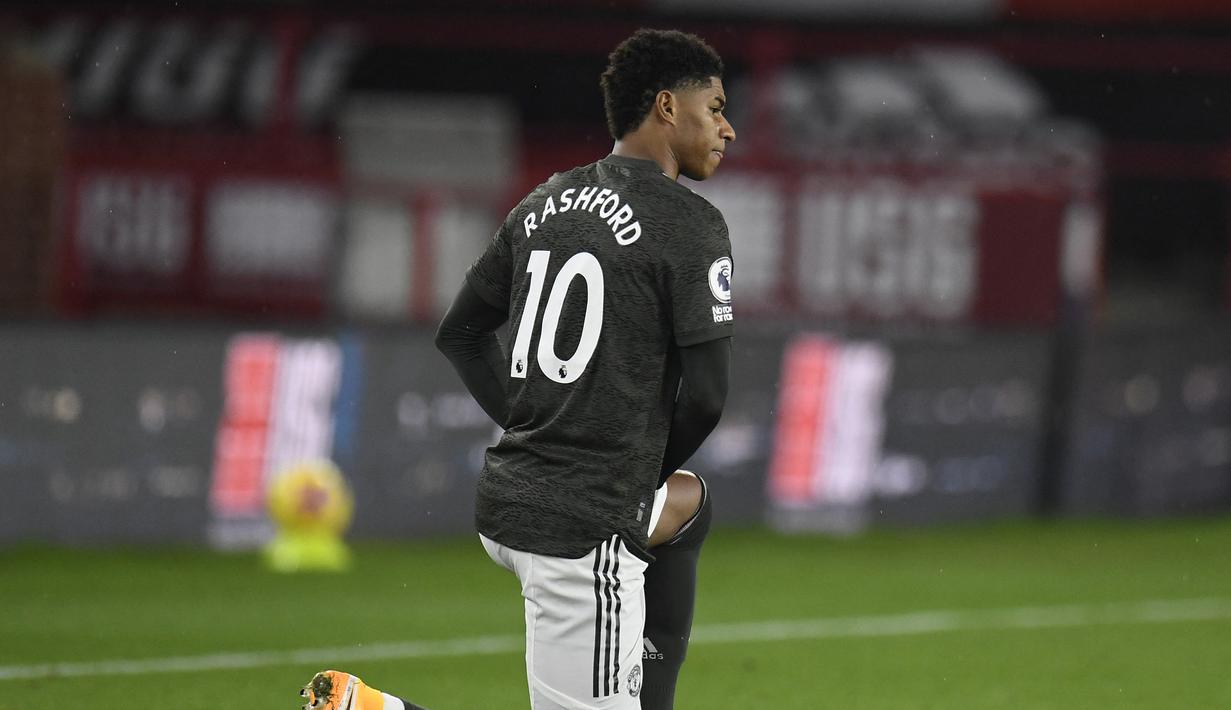 Marcus Rashford. Striker Inggris berusia 23 tahun yang merupakan produk Akademi ini dipercaya Manchester United mengenakan nomor punggung 10 mulai 2018/2019 sebagai warisan Zlatan Ibrahimovic. Di awal kariernya pada 2015/2016 ia sempat menggunakan nomor 39 dan 19. (Foto: AFP/Pool/Peter Powell)