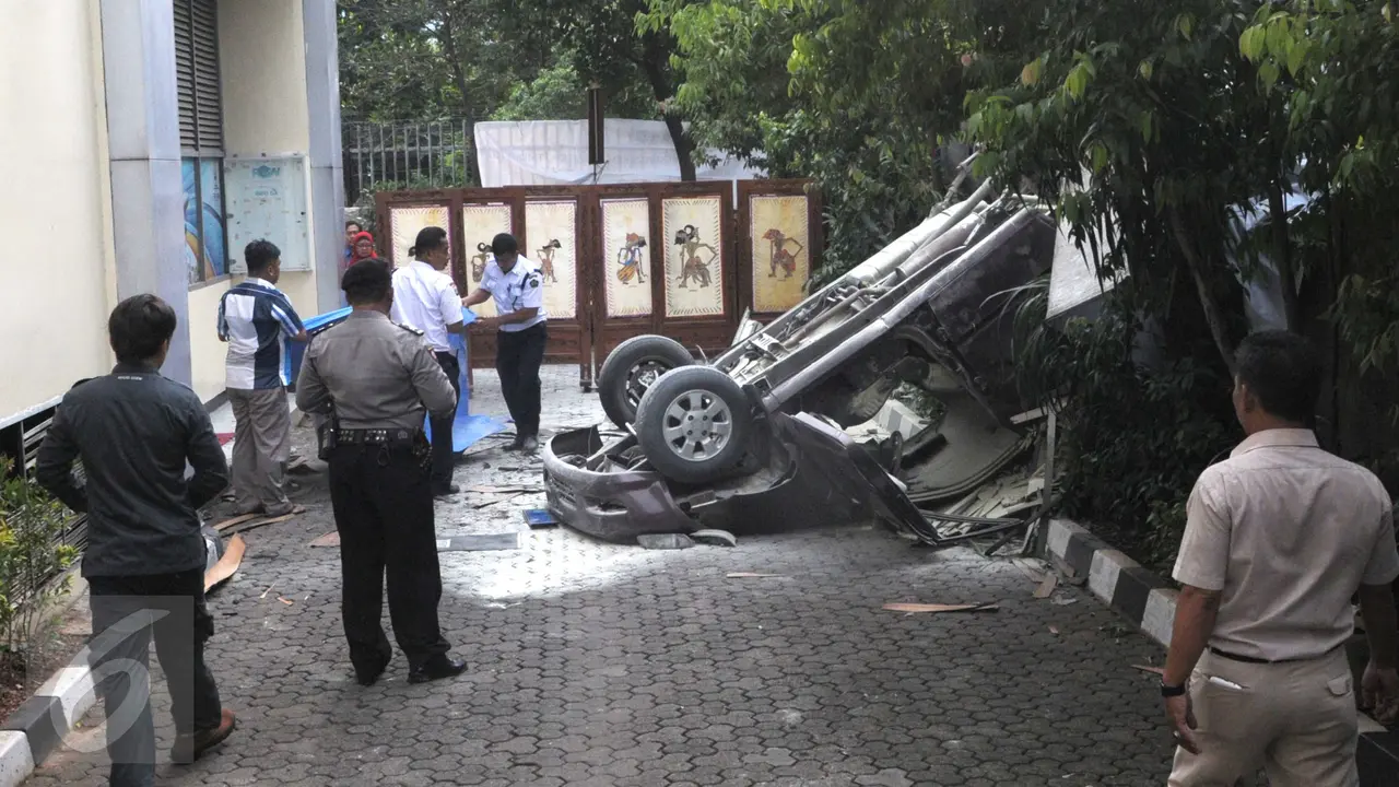 20160405-Mobil Terjun Bebas dari Lantai 3 Gedung Migas-Jakarta