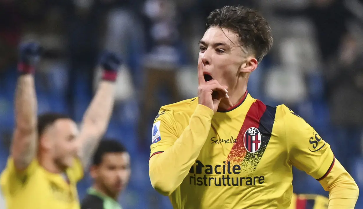 Aaron Hickey. Bek kiri asal Skotlandia berusia 19 tahun yang kini tengah menjalani musim keduanya bersama Bologna usai didatangkan dari Heart of Midlothian FC pada awal 2020/2021 selalu tampil dalam 19 laga di Liga Italia musim ini. Empat gol berhasil dikoleksinya. (LaPresse via AP/Massimo Paolone)