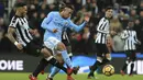 Pemain Newcastle United, Jamaal Lascelles (kiri) berebut bola dengan pemain Manchester City, Gabriel Jesus (kanan) pada lanjutan Premier League di St James' Park, Newcastle-upon-Tyne, (27/12/2017). Manchester City menang 1-0. (AFP/Lindsey Parnaby)