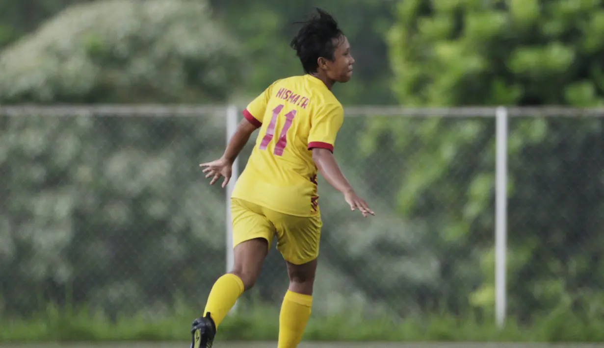 Gelandang Sumatra Selatan, Nisma Francida, merayakan gol yang dicetaknya ke gawang Bangka Belitung pada laga final Piala Pertiwi di NYTC Sawangan, Depok, Jumat (3/5). Sumsel menang 2-1 atas Babel. (Bola.com/Vitalis Yogi Trisna)