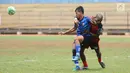 Pemain Rugby putra Papua dan Lampung berebut bola pada Kejurnas Rugby 7's di GOR Soemantri Brodjonegoro, Jakarta, Rabu (25/10). Kejurnas ini diikuti tim dari 11 provinsi dan ajang seleksi pemain Timnas Rugby Indonesia. (Liputan6.com/Helmi Fithriansyah)