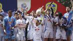 Para pemain Leeds United, termasuk Pascal Struijk (ketiga kanan) merayakan gelar juara Championship 2024/2025 setelah mengalahkan Plymouth Argyle di Home Park, Plymouth, Inggris, Sabtu (03/05/2025) waktu setempat. (AP Photo/PA/Steven Paston)