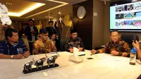 Glenn Fredly bersama musikus lainnya menemui Ketua DPR Bambang Soesatyo di Kompleks Parlemen, Senayan, Jakarta, Senin (28/1). Pertemuan membahas hasil kajian RUU Permusikan yang dilakukan bersama Koalisi Seni Indonesia dan KAMI. (Liputan6.com/Johan Tallo)