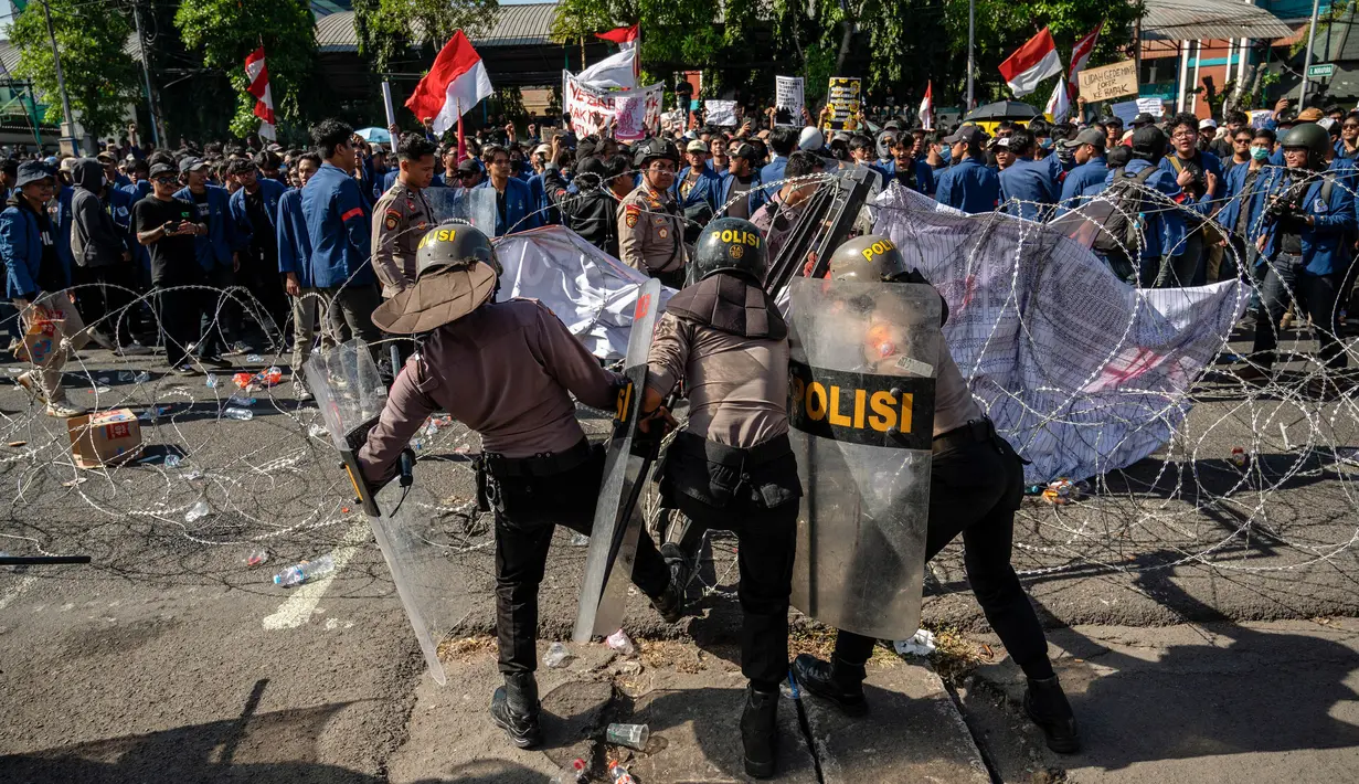 Melalui aksi ini, para mahasiswa ingin menemui anggota DPRD Jatim untuk menyampaikan aspirasinya. (JUNI KRISWANTO/AFP)