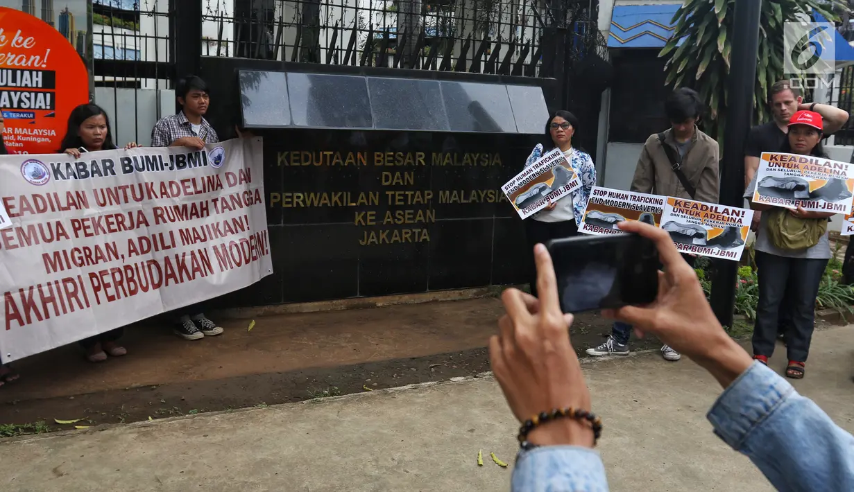 Massa Kabar Bumi dan JBMI berunjuk rasa menuntut keadilan untuk TKI Adelina Sau di depan Kedutaan Besar Malaysia, Jakarta, Senin (29/4/2019). Adelina Sau merupakan korban perdagangan manusia dari NTT. (Liputan6.com/JohanTallo)
