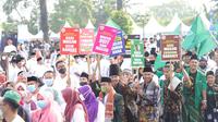 Ribuan orang ikut gerak jalan sehat sarungan, mengelilingi pusat Kota Tangerang, Minggu (25/9/2022). (Dok. Liputan6.com/Pramita Tristiawati)