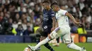 <p>Penyerang Manchester City, Gabriel Jesus berebut bola dengan gelandang Real Madrid, Casemiro&nbsp;pada pertandingan leg kedua semifinal Liga Champions di stadion Santiago Bernabeu, Spanyol, Kamis (5/5/2022). Madrid akan bertemu Liverpool pada babak final. (AP Foto/Manu Fernandez)</p>