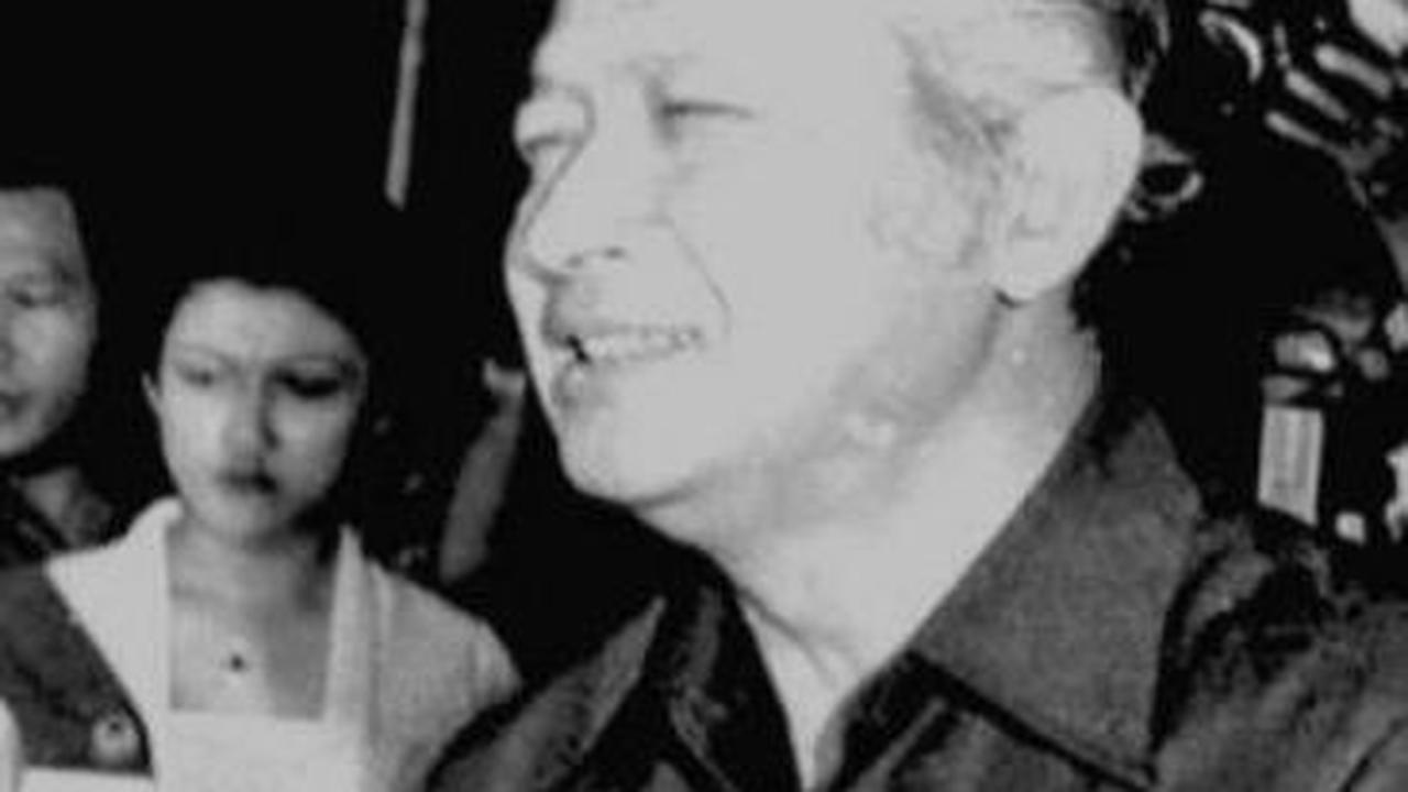 Potret lawas Presiden ke-2 RI Soeharto saat meresmikan tol Jagorawi pada 9 Maret 1978, dilansir dari Instagram @arsip_indonesia.