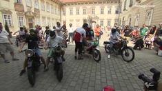 Para pebalap MotoGP melakukan konvoi keliling kota Brno dengan mengendarai motor klasik jelang seri MotoGP Ceska akhir pekan ini.