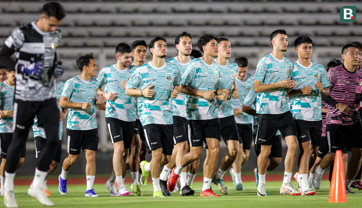 Pemain Timnas Indonesia menjalani latihan jelang melawan Timnas Vietnam di Stadion Madya, Senayan, Jakarta, Rabu (20/3/2024). (Bola.com/Bagaskara Lazuardi)