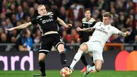 Toni Kroos mengakui Real Madrid tampil buruk saat dipermalukan Ajax Amsterdam pada leg kedua 16 besar Liga Champions, di Santiago Bernabeu, Selasa (5/3/2019). (AFP/GABRIEL BOUYS)