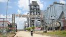 Pekerja melintasi pintu masuk pabrik PT Semen Indonesia di Rembang, Jawa Tengah, Kamis (16/3). Tahapan pembangunan pabrik semen yang dibangun di atas seluas 57 hektare tersebut telah mencapai 96,63 persen. (Liputan6.com/Gempur M Surya)