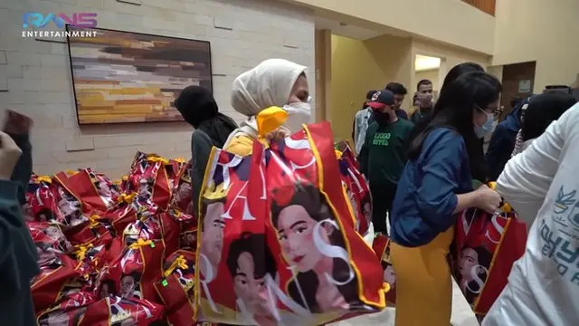 7 Potret Nagita Slavina Bagi-bagi Hampers ke Karyawan, Ada yang Dapat iPhone 12