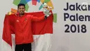 Pesilat Indonesia Abdul Malik mengangkat bendera Merah Putih usai menaklukkan Muhammad Faizul M Nasir asal Malaysia di final Kelas B Putra Asian Games 2018 di Jakarta, Senin (27/8). Abdul menang dan mendapatkan medali emas. (Merdeka.com/Arie Basuki)
