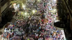 Sejumlah warga berbelanja di Al Ataba, pasar yang populer di pusat kota Kairo, Mesir, Rabu (15/7/2015). Muslim di seluruh dunia sedang mempersiapkan untuk menyambut datangnya Hari Raya Idul Fitri. (REUTERS/Mohamed Abd El Ghany)