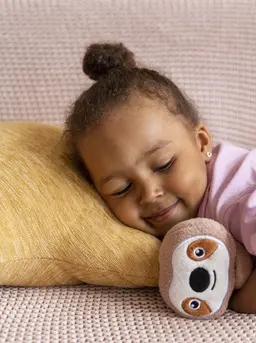 Anak sering menangis dan tidurnya pun gelisah sepanjang malam. Di tengah rasa frustrasi yang datang silih berganti, mungkin ada solusi sederhana yang bisa membantu menghadirkan ketenangan. Security blanket untuk bayi bisa menjadi pelukan lembut yang memberi rasa aman dan membuat waktu istirahat terasa lebih damai bagi Sahabat Fimela maupun si kecil. [Dok/Freepik.com/pikisuperstar].