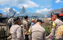 DPKP Kerahkan Tiga Damkar Padamkan Kebakaran OKU Selatan, Tiga Rumah Hangus