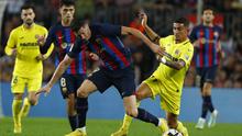 Pemain Barcelona Robert Lewandowski, tengah, dan pemain Villarreal, Yeremi Pino, menantang bola selama pertandingan sepak bola La Liga Spanyol antara FC Barcelona dan Villareal di stadion Camp Nou di Barcelona, Spanyol, Kamis, 20 Oktober 2022. (AP Photo/Joan Monfort)