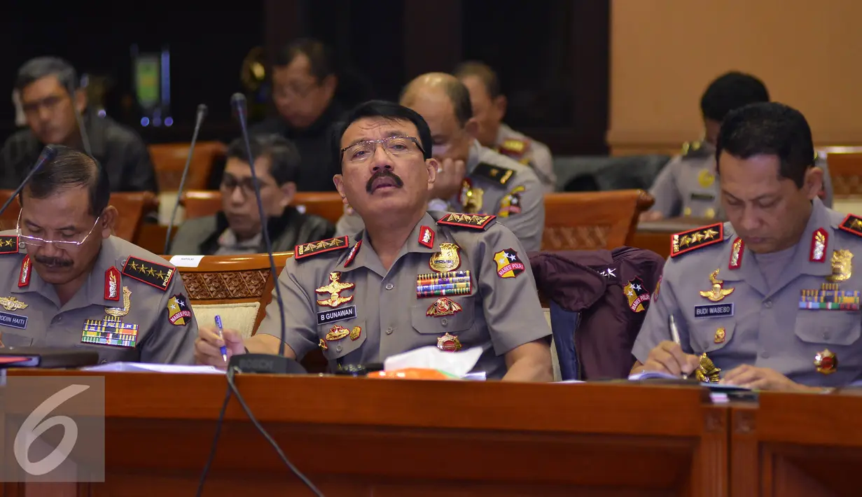 Wakapolri Komjen Budi Gunawan (tengah) mengikuti rapat kerja dengan Komisi III DPR di Komplek Parlemen, Jakarta, Kamis (02/07/2015). Rapat membahas persiapan pengamanan pilkada, pelaksanaan 11 program prioritas Polri. (Liputan6.com/Andrian M Tunay)
