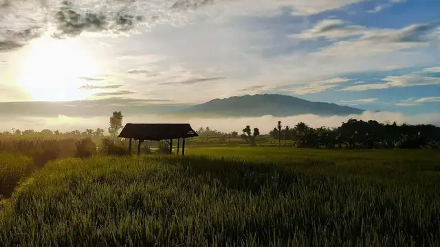 Pemandangan di kaki Gunung Cakrabuana