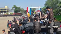 Naik Mobil Brimob, Cara Warga Nikmati HUT Polri