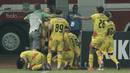 Para pemain Bhayangkara FC merayakan gol yang dicetak oleh Alsan Putra ke gawang Madura United pada laga lanjutan liga 1 di Stadion Patriot, Bekasi, kamis (13/7/2017). Bhayangkara FC menang 2-1 atas Madura United. (Bola.com/M Iqbal Ichsan)