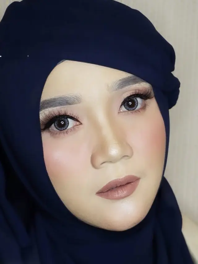 Lama Tak Muncul di Layar Kaca, Ini 6 Potret Terbaru Sulis dengan Makeup Tebal