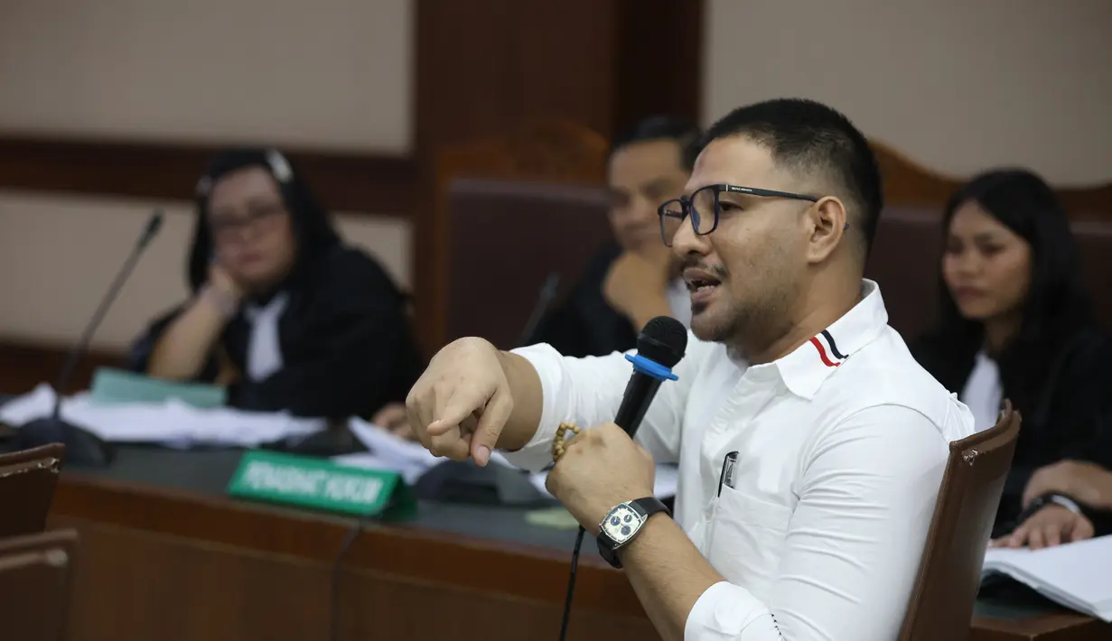 Dakwaan ini merujuk pada keterlibatan dalam jual beli atau menjadi perantara narkotika golongan I dengan berat melebihi 5 gram. Tampak dalam foto, terdakwa kasus dugaan peredaran narkotika di Rumah Tahanan (Rutan) Salemba, Ammar Zoni, saat menjalani sidang lanjutan di Pengadilan Negeri Jakarta Pusat (PN Jakpus), Jakarta, Kamis (8/1/2026). (Kapanlagi.com/Budy Santoso)