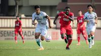 Kapten tim PSS Sleman, Fachruddin Aryanto (kiri) berebut bola dengan pemain Semen Padang, Kenneth Ngwoke pada laga pekan ke-3 BRI Liga 1 2024/2025 di Lapangan STIK-PTIK, Jakarta Selatan, Senin (26/8/2024). (Bola.com/Bagaskara Lazuardi)