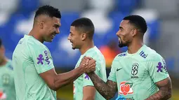 Gelandang Brasil Casemiro (Kiri) dan penyerang Gabriel Jesus (kanan) mengambil bagian dalam sesi latihan menjelang Kualifikasi Piala Dunia 2026, di stadion Mangueirao di Belem, Rabu (6/9/2023). (Photo by CARL DE SOUZA / AFP)