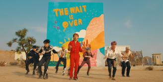 Hari ini, 9 Juli 2021 BTS akhirnya meluncurkan single terbaru berjudul Permission to Dance. Lagu ini ditulis oleh singer songwriter berbakat asal Inggris, Ed Sheeran. (YouTube HYBE LABELS)
