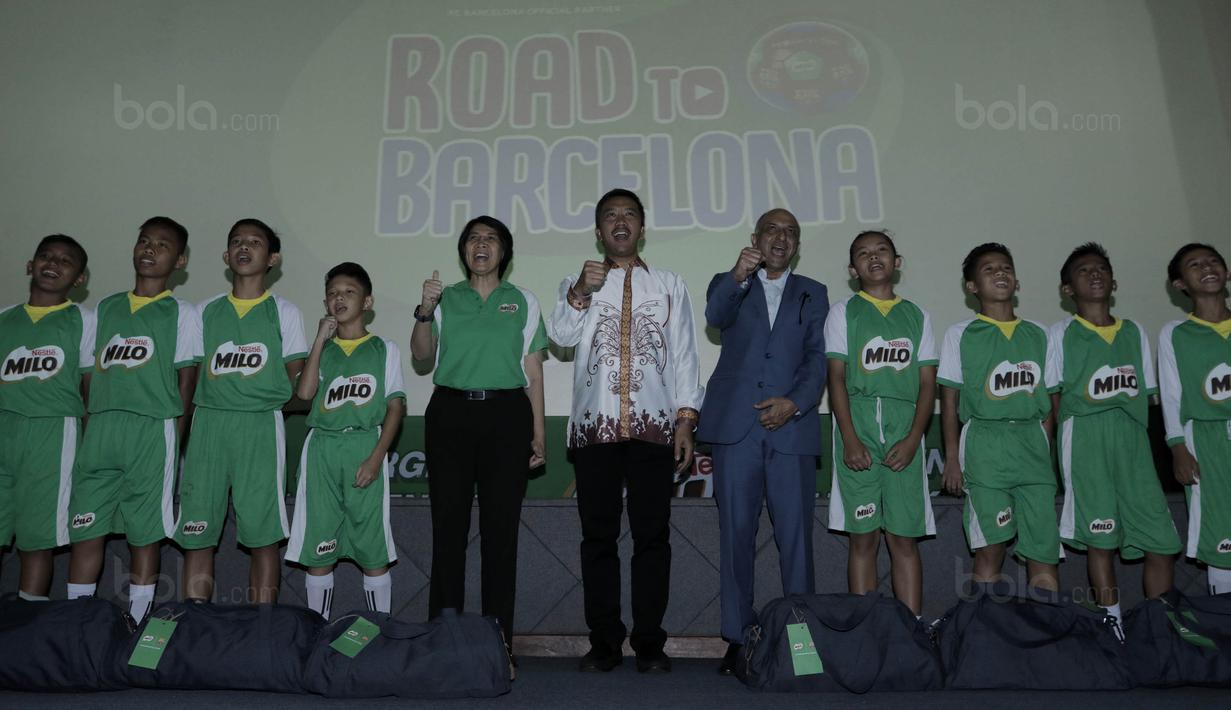 Menpora, Imam Nahrawi didampingi Direktur Nestle Indonesia, Dhamesh Gordhon dan 10 pesepak bola muda foto bersama di kantor Kemenpora, Jakarta, Senin (14/8/2017). Menpora melepas 10 siswa SD untuk berlatih ke Barcelona. (Bola.com/M Iqbal Ichsan)