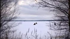 Sejumlah pria memancing di tengah laut Bothnia yang sedang membeku di Vaasa, Finlandia, Rabu (27/12). Memancing di laut beku merupakan hal yang ditunggu-tunggu oleh sebagian warga setempat. (OLIVIER MORIN / AFP)