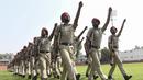 Personel Polisi Punjab mengambil bagian dalam latihan menjelang perayaan Hari Kemerdekaan India ke-75, di Stadion Guru Nanak di Amritsar (12/8/2021). India memperingati Kemerdekaannya pada tahun 1947 dari pemerintahan kolonial Inggris, pada 15 Agustus. (AFP/Narinder)