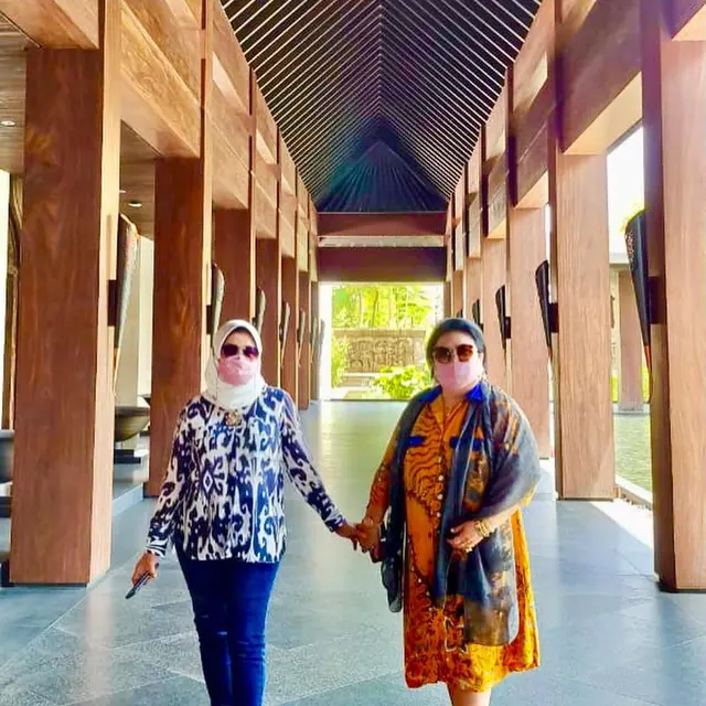 6 Potret Kedekatan Ibunda Nikita Willy dan Indra Priawan, Besan yang Kompak