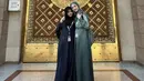 Tampilannya begitu kontras dengan sang anak, Starla yang kenakan warna hitam.