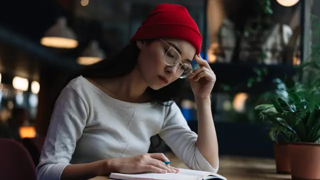 wanita agustus tampak serius