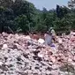 Sampah setinggi kurang lebih lima meter menumpuk di TPS liar yang jaraknya dekat dengan permukiman warga di Kranggan, Jatisampurna, Kota Bekasi. (Foto: Liputan6.com/Bam Sinulingga)