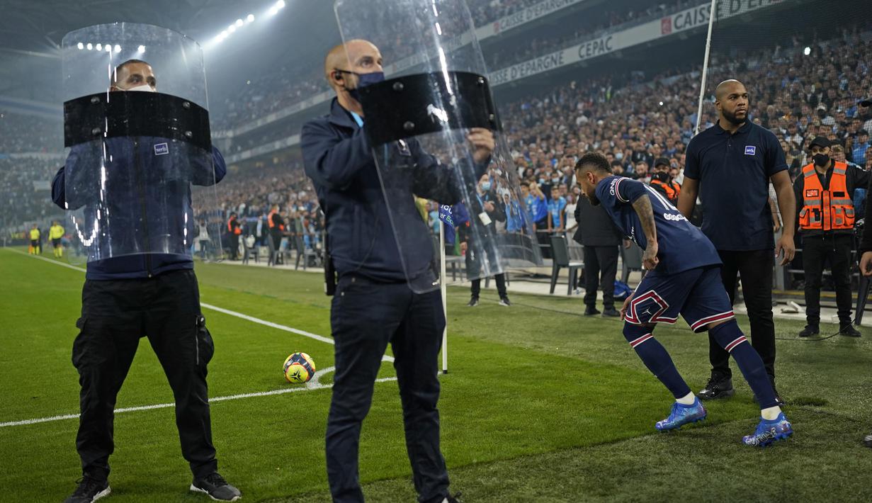 Neymar kerap menjadi incaran para pemain Marseille yang berusaha menjatuhkannya agar mantan penyarang Barcelona itu tak bisa bebas bergerak. (AP Photo/Daniel Cole)