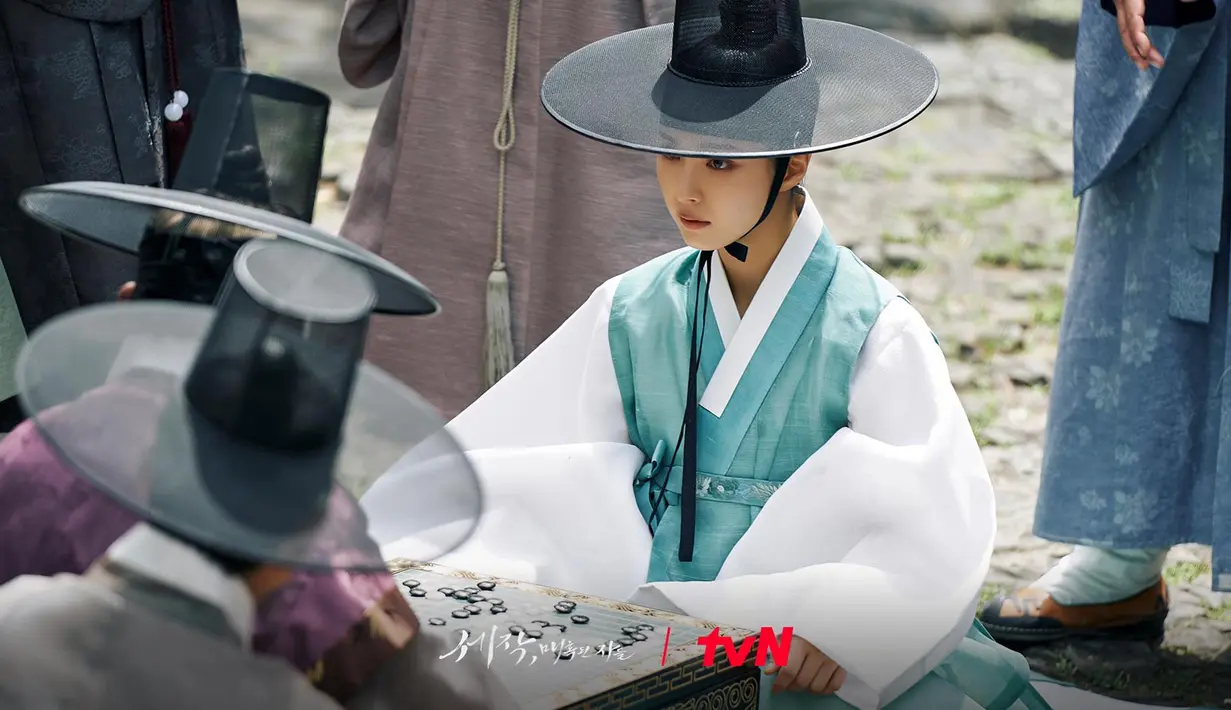 Berfokus pada papan baduk, Kang Hee Soo yang brilian dengan cepat menjadi terkenal sebagai pemain baduk yang luar biasa, mempertahankan rekor sempurna tanpa kekalahan. (Foto: tvN)