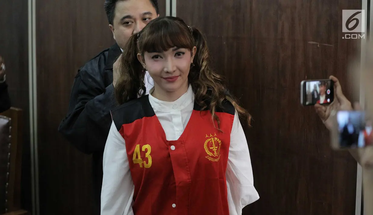 Aktris Roro Fitria usai mengikuti sidang lanjutan kasus kepemilikan narkoba di PN Jakarta Selatan, Kamis (12/7). Perempuan berusia 28 tahun ini didakwa tiga pasal oleh jaksa. (Liputan6.com/Faizal Fanani)