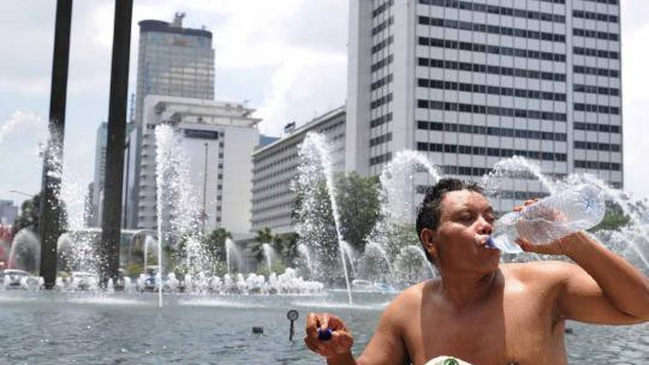 Demo Hari Air, mandi di Bundaran HI