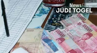 Bermodalkan handphone, pria berinisial AEL, meraup keuntungan puluhan juta rupiah setiap bulannya, dari hasil kerjanya sebagai perantara judi togel bola.